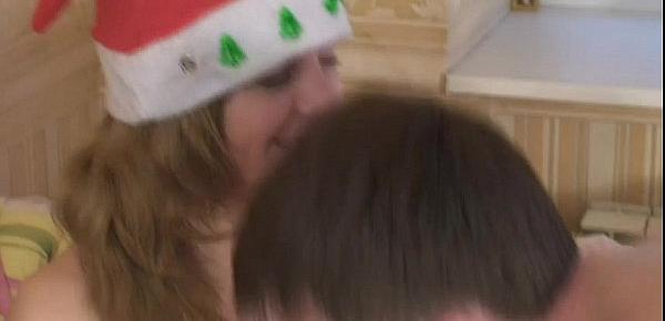  Linda joven con gorro de santa le da a su novio una mamada de regalo de Navidad